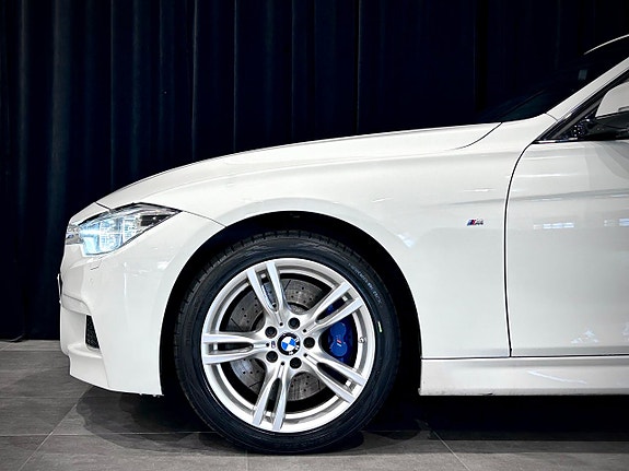 BMW 330i 5 of 30