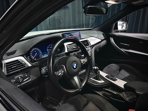 BMW 330i 11 of 30