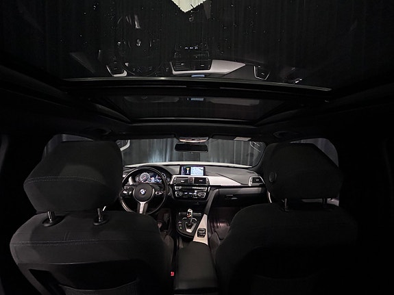 BMW 330i 16 of 30