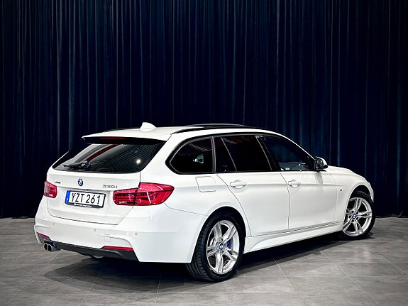 BMW 330i 7 of 30