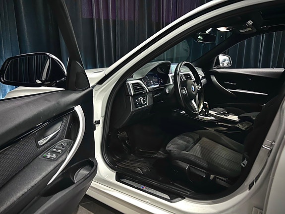 BMW 330i 12 of 30