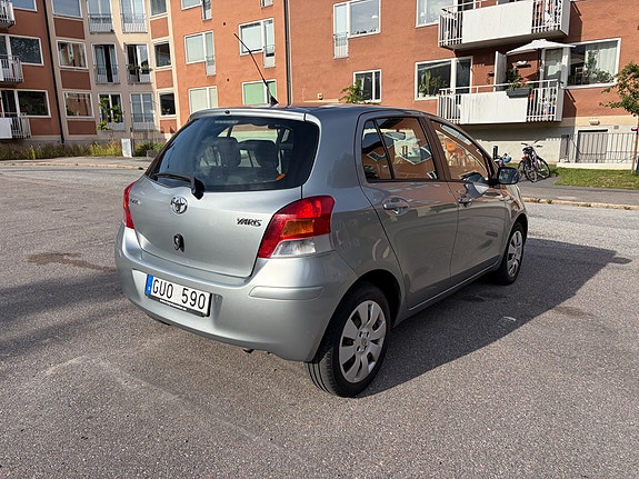 Toyota Yaris 6 of 12