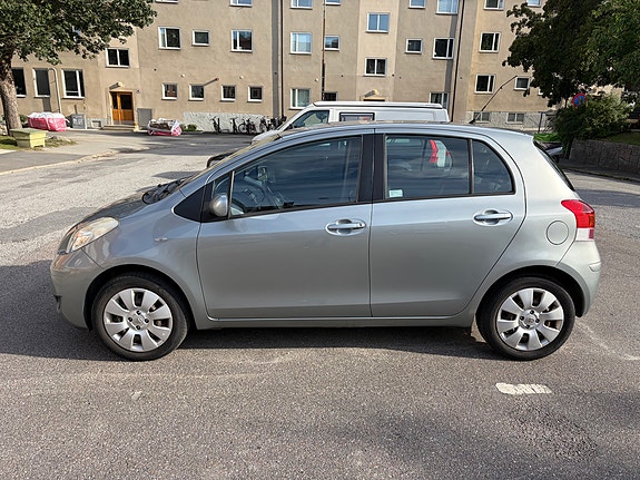 Toyota Yaris 8 of 12