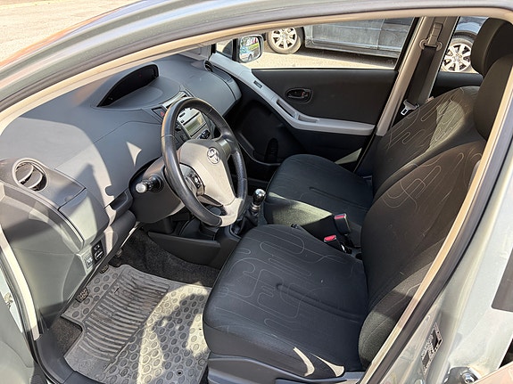 Toyota Yaris 12 of 12