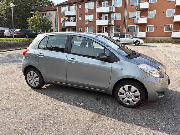 Toyota Yaris 5 of 12