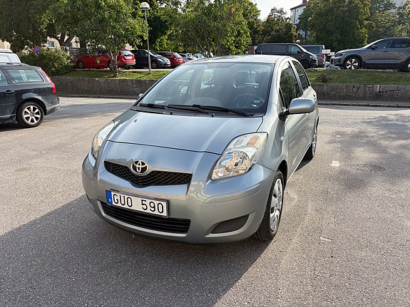 Toyota Yaris 3 of 12