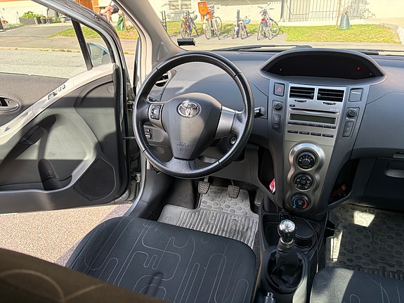 Toyota Yaris 9 of 12