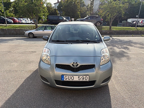 Toyota Yaris 4 of 12