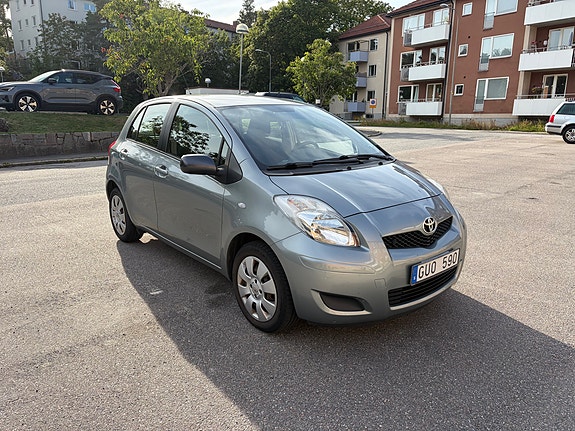 Toyota Yaris 2 of 12