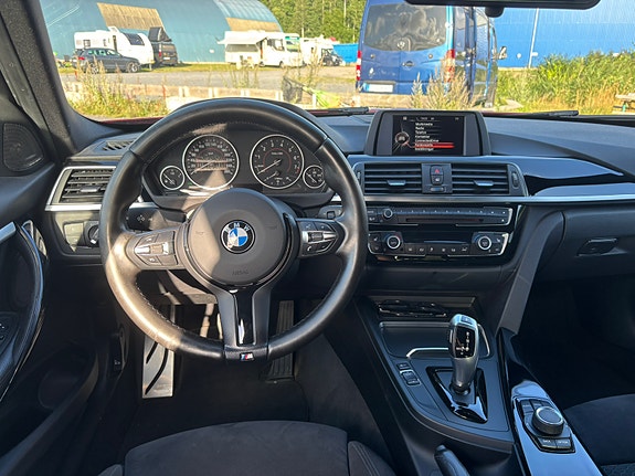BMW 330i 10 of 18