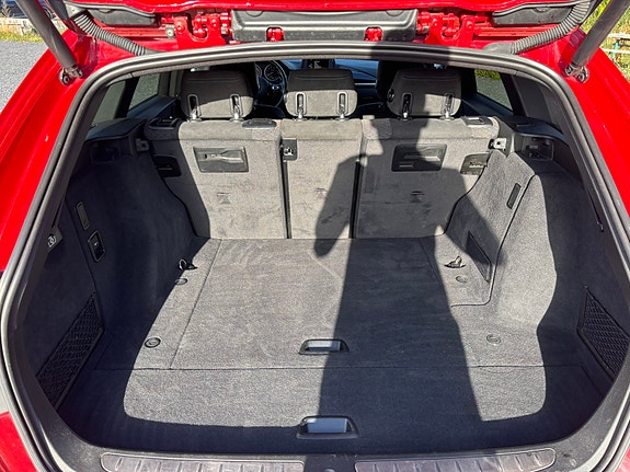 BMW 330i 14 of 18