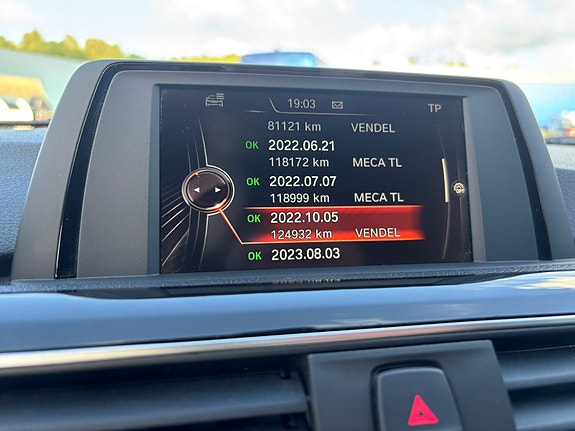 BMW 330i 16 of 18