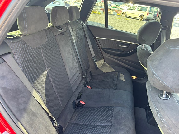 BMW 330i 13 of 18