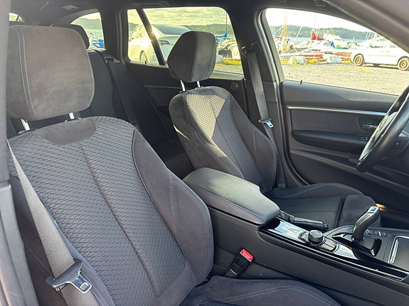 BMW 330i 12 of 18