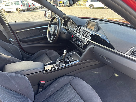 BMW 330i 11 of 18