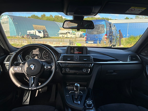 BMW 330i 9 of 18