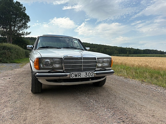 Mercedes-Benz 200 2 of 26