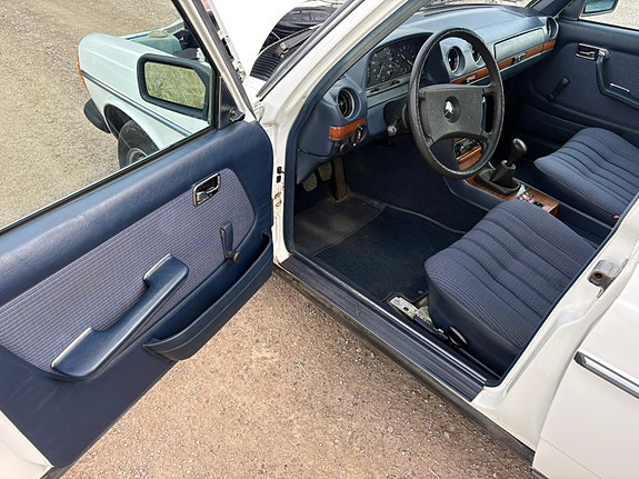 Mercedes-Benz 200 13 of 26