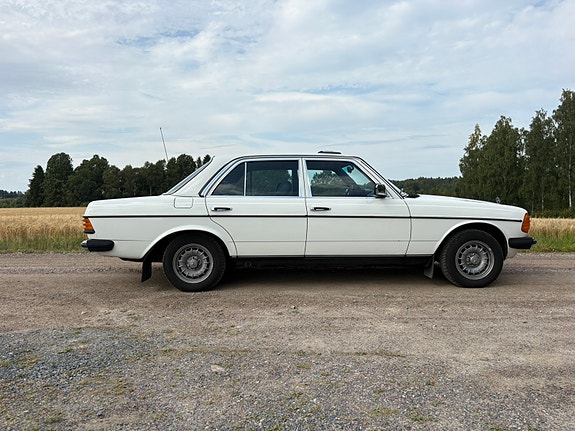 Mercedes-Benz 200 4 of 26
