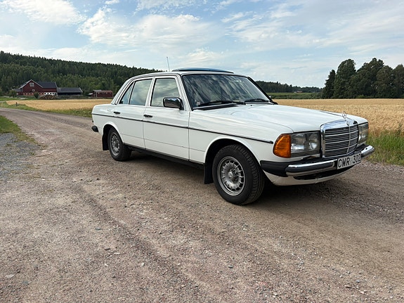 Mercedes-Benz 200 3 of 26