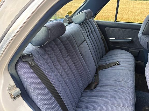 Mercedes-Benz 200 12 of 26