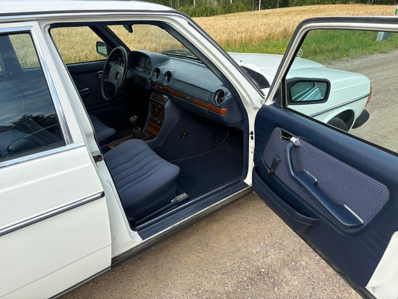Mercedes-Benz 200 9 of 26