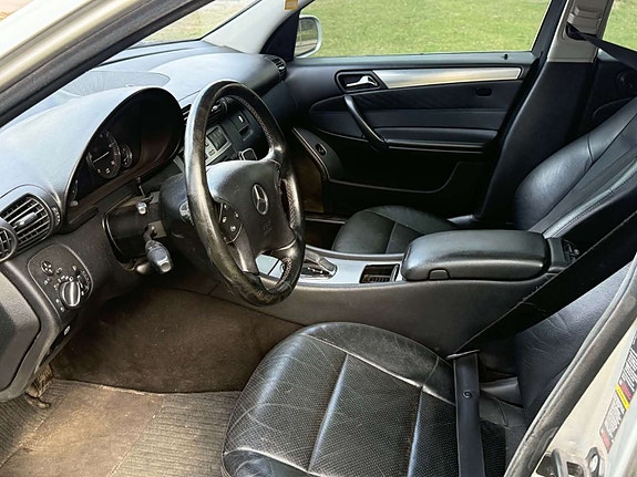 Mercedes-Benz C320 5 of 5