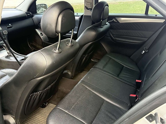 Mercedes-Benz C320 4 of 5