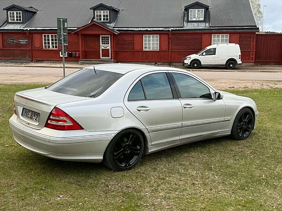 Mercedes-Benz C320 3 of 5