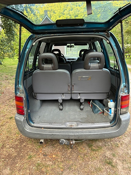 Nissan Serena 13 of 16