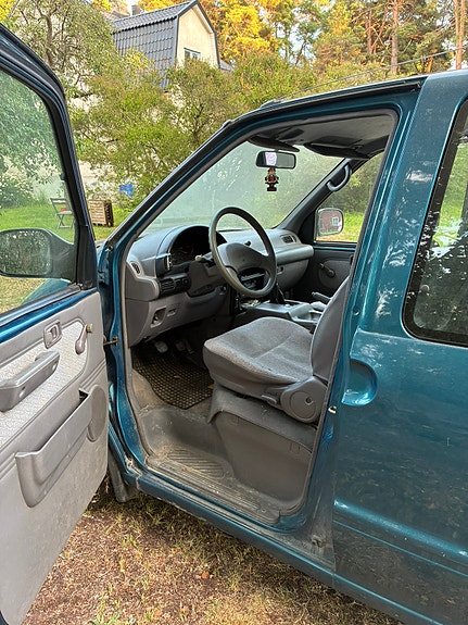 Nissan Serena 6 of 16