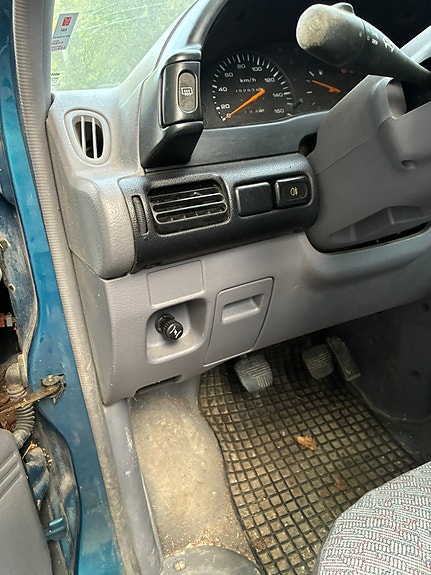 Nissan Serena 10 of 16