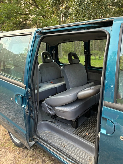 Nissan Serena 3 of 16