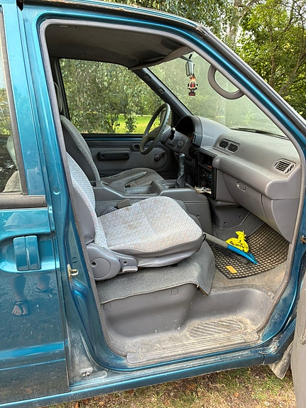Nissan Serena 4 of 16