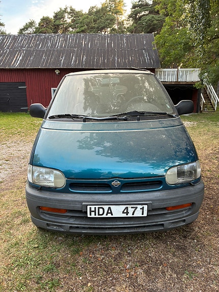 Nissan Serena 2 of 16