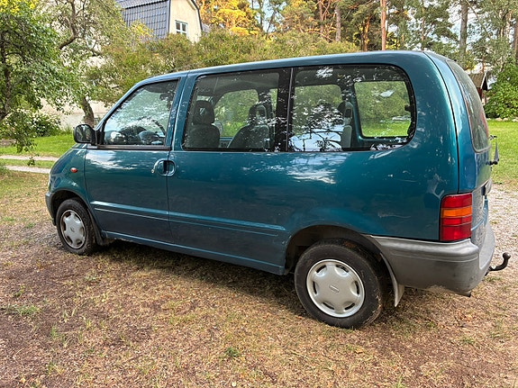 Nissan Serena 7 of 16