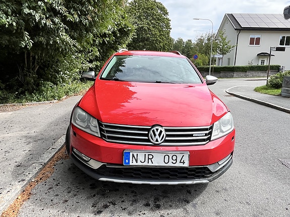 Volkswagen Passat Alltrack 2 of 11