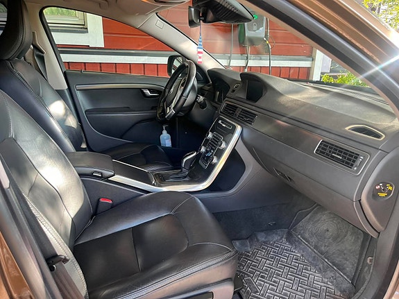 Volvo XC70 2 of 5