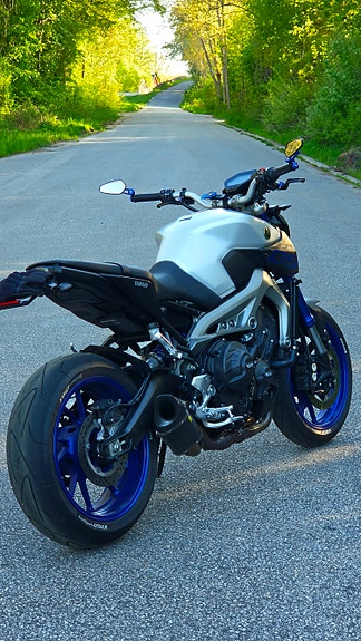 Yamaha MT-09 2 of 3