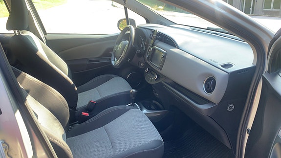 Toyota Yaris 5 of 8