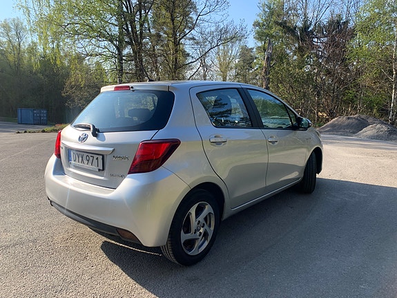 Toyota Yaris 3 of 8