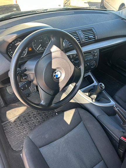 BMW 118i 3 of 7