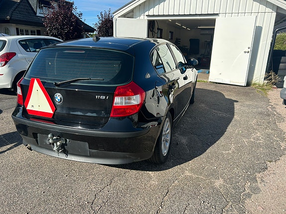 BMW 118i 2 of 7