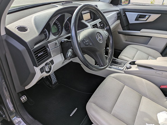 Mercedes-Benz GLK220 3 of 8