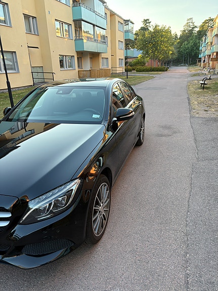 Mercedes-Benz C220 d 2 of 8