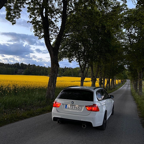 BMW 330d 3 of 13