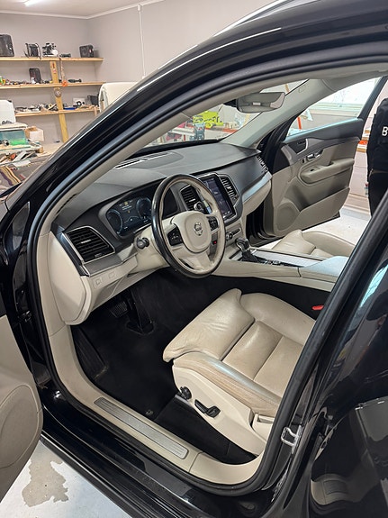 Volvo XC90 7 of 11