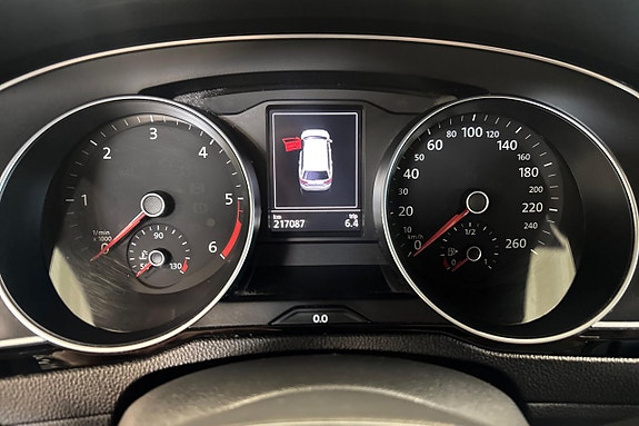 Volkswagen Passat Alltrack 17 of 22
