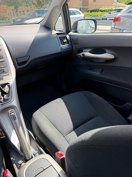 Toyota Auris 7 of 9