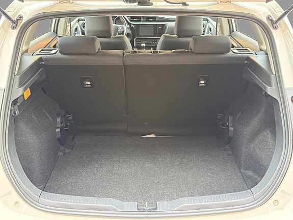 Toyota Auris 7 of 15